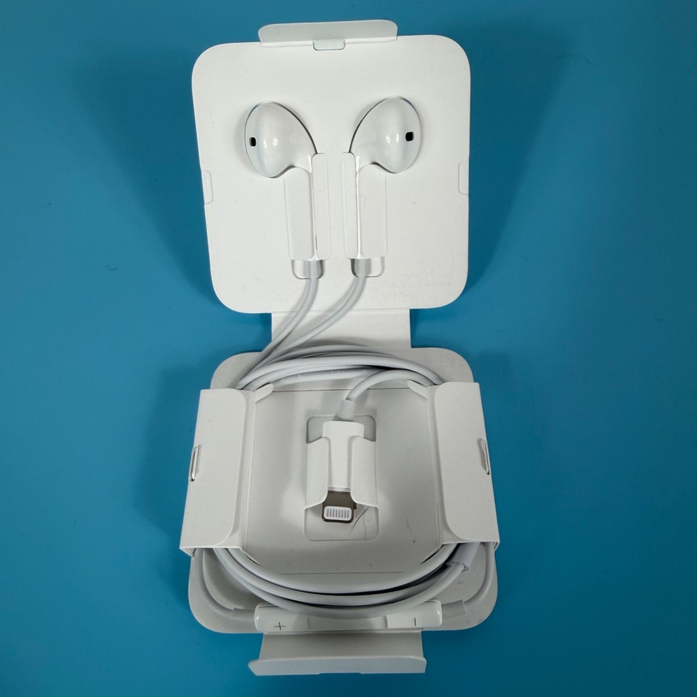 Apple White Earbuds in Plastic Carrying Tray - Picture 2 of 4